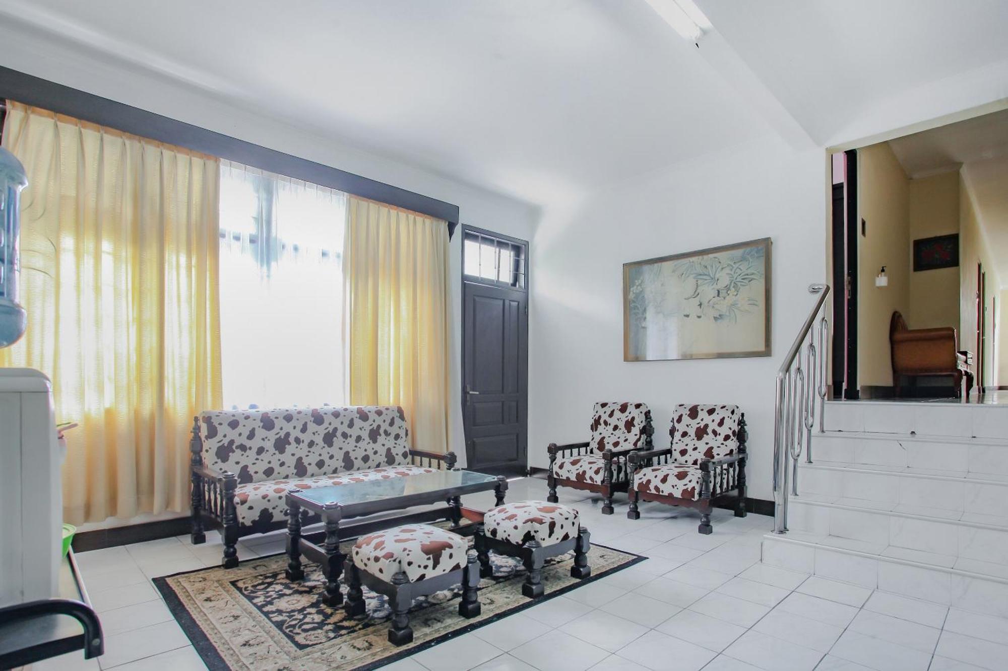 Oyo Life 90091 Wisma Pakuan Syariah Bogor Exterior photo